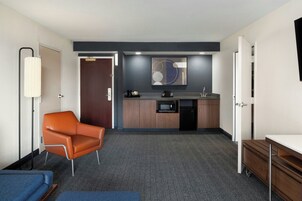 Executive suite, 1 kingsize bed met slaapbank | Privékeuken | Een minikoelkast, een koffiezetapparaat/waterkoker