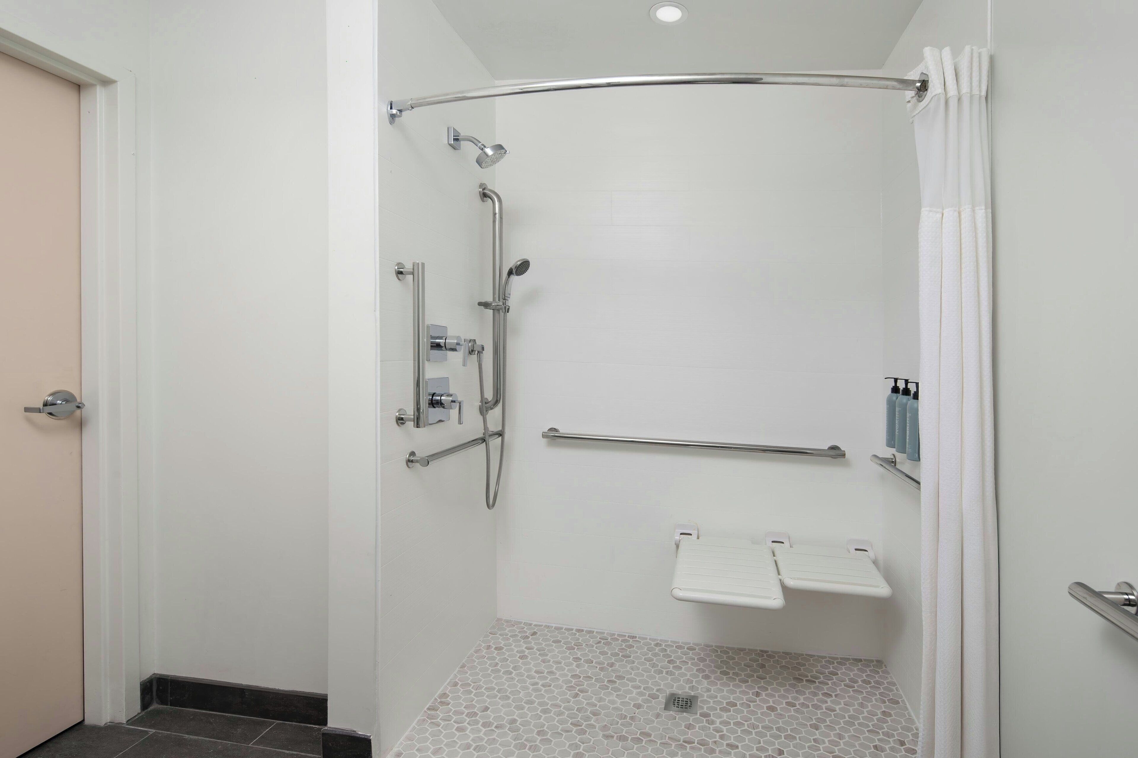 Perlengkapan mandi gratis, pengering rambut, handuk, dan sabun