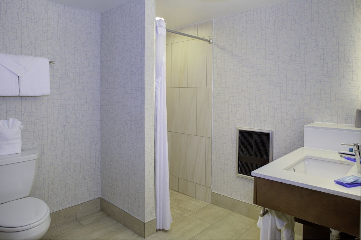 Standardzimmer, 1 King-Bett, barrierefrei (Mobility, Roll-In Shower) | Badezimmer | Haartrockner, Handtücher, Seife, Shampoo