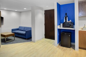 Suite, 1 cama de matrimonio grande con sofá cama | 1 dormitorio, caja fuerte, escritorio