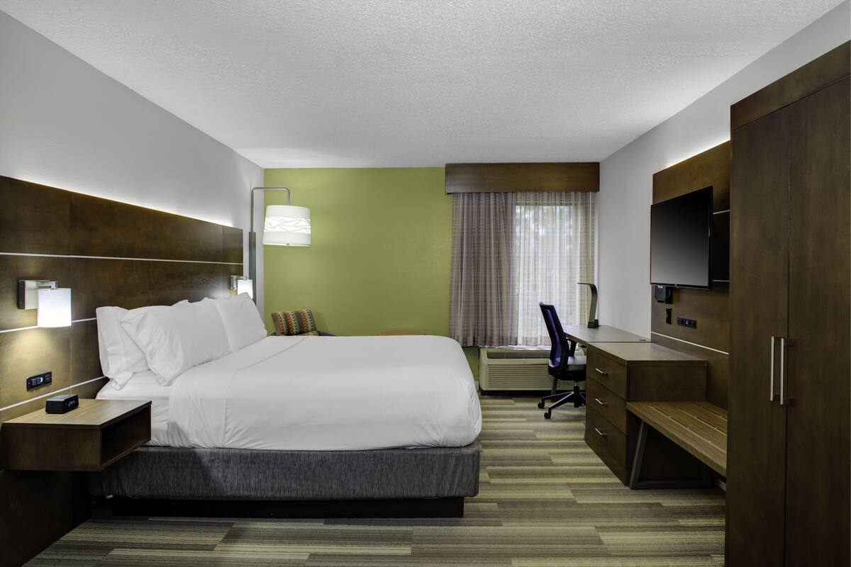 In-room safe, desk, laptop workspace, blackout drapes