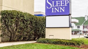 Une enseigne « Sleep Inn » au design simple et moderne.