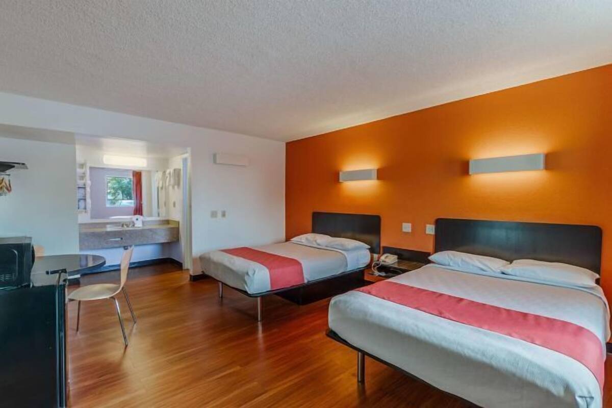 WiFi (free), bed sheets