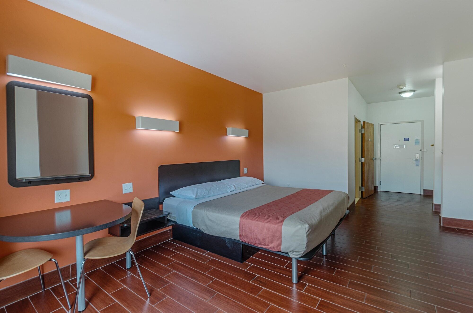 WiFi (free), bed sheets