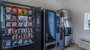 Een automaat met snacks en een waterkraan.