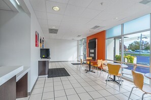 Área de estar no saguão