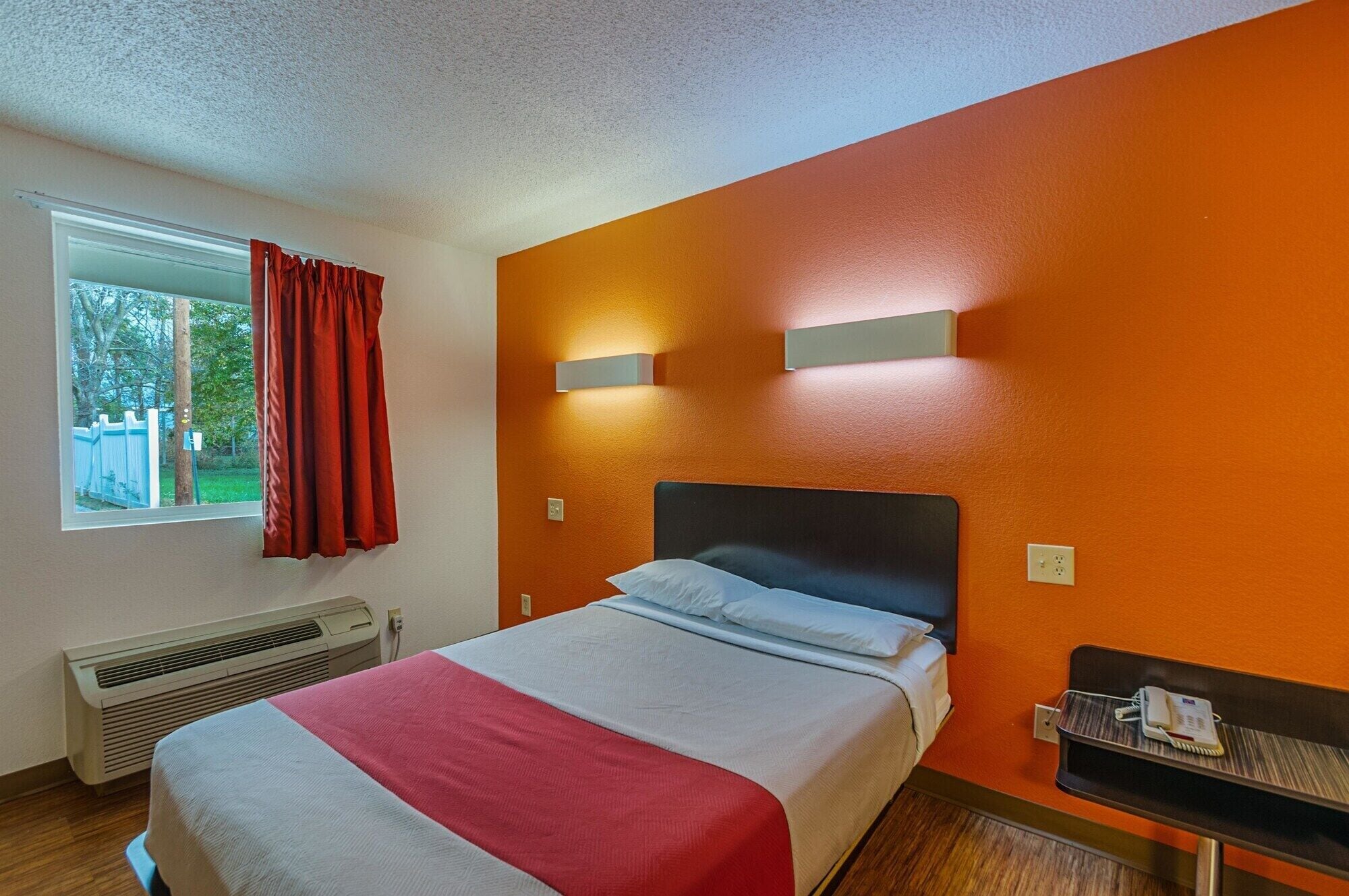 WiFi (free), bed sheets