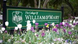 Opastekyltti, jossa lukee The College of William & Mary, ja sen ympärillä on monenlaisia tulppaanilajikkeita.
