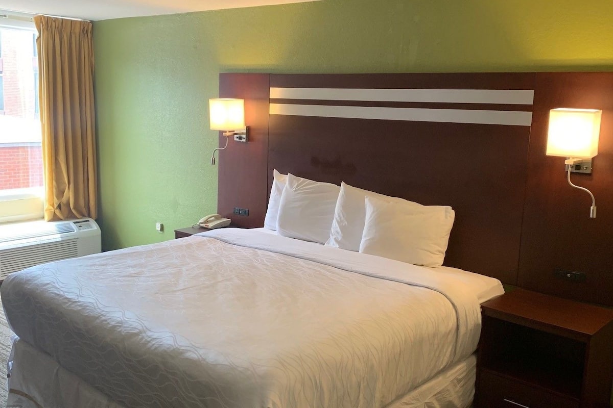 Classic Room, 1 King Bed, Non Smoking | In-room safe, desk, laptop workspace, blackout drapes