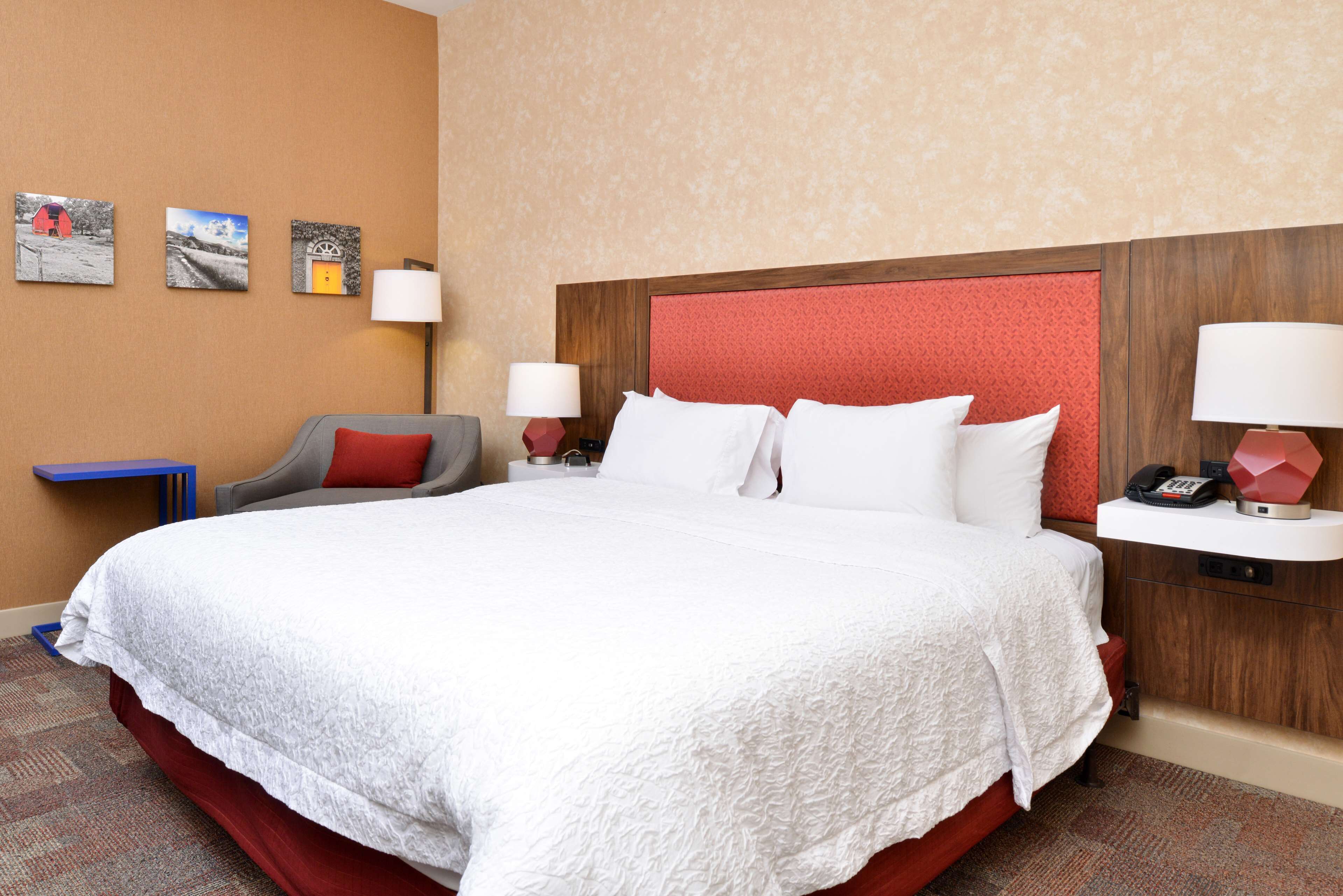 Uma cama King, não fumante | Cofres nos quartos, ferros/tábuas de passar roupa, Wi-Fi de cortesia