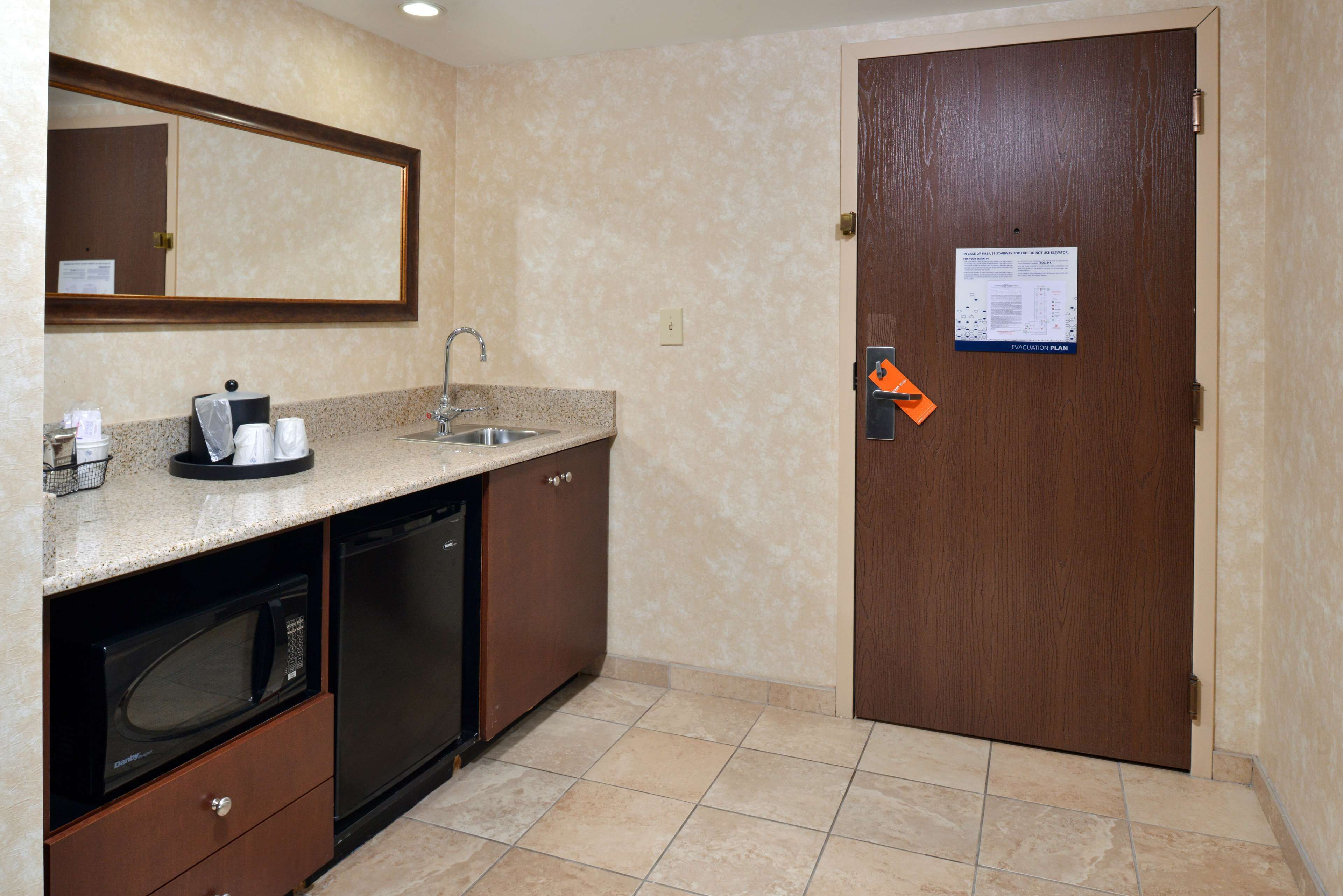 suite, 2 queen beds, non smoking | minibar