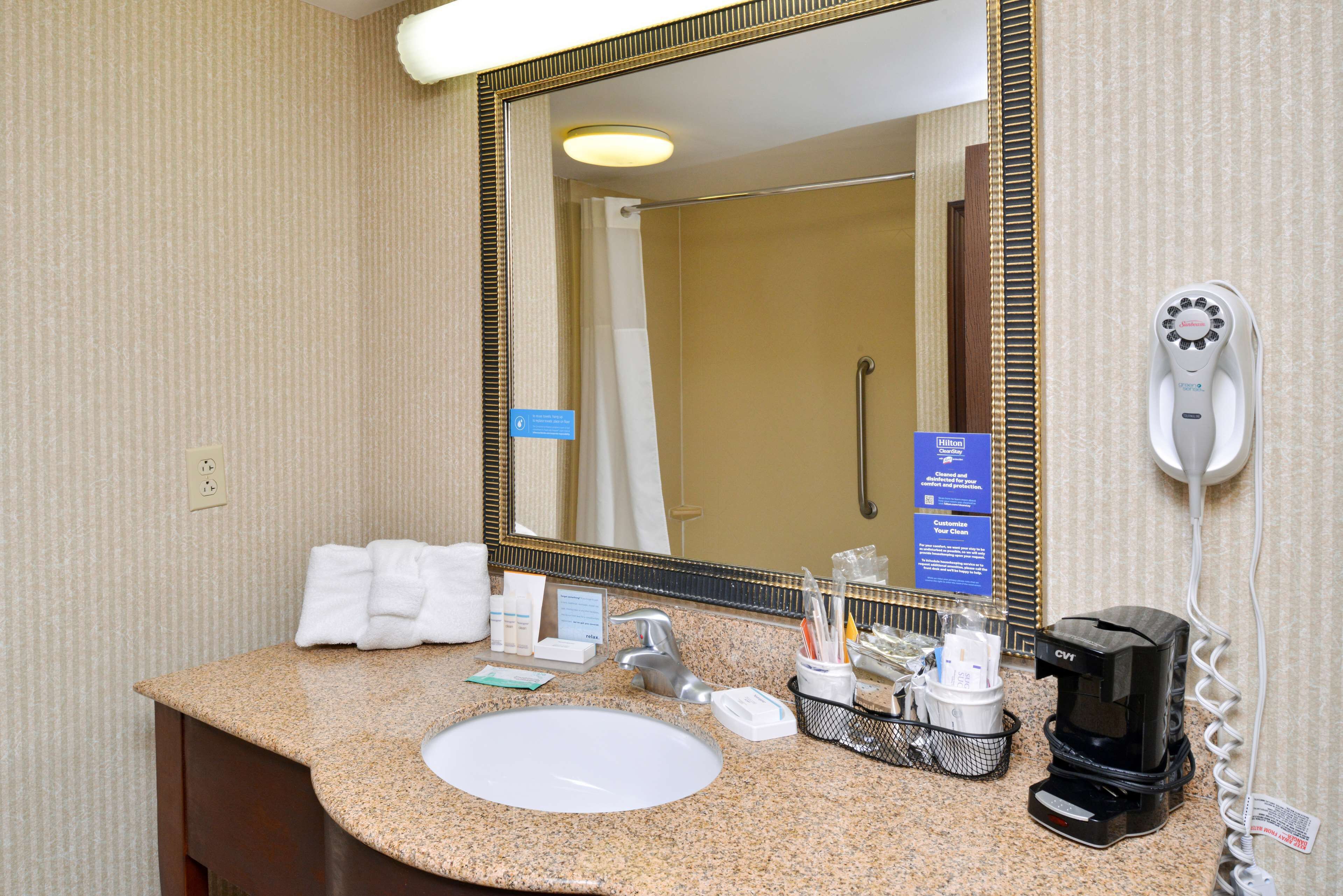 standard room | bathroom | combined shower/bathtub, free toiletries, towels