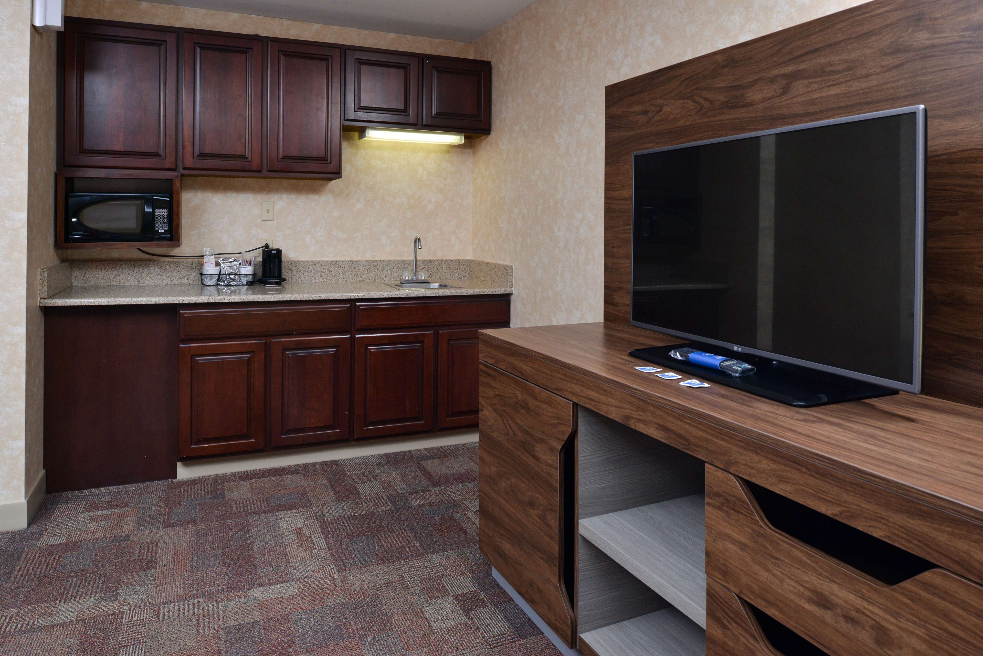 studio, one king bed, non-smoking | minibar