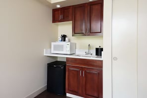 Suite, 1 très grand lit, non-fumeur (Shower Only) | Cuisine privée | Réfrigérateur, four à micro-ondes