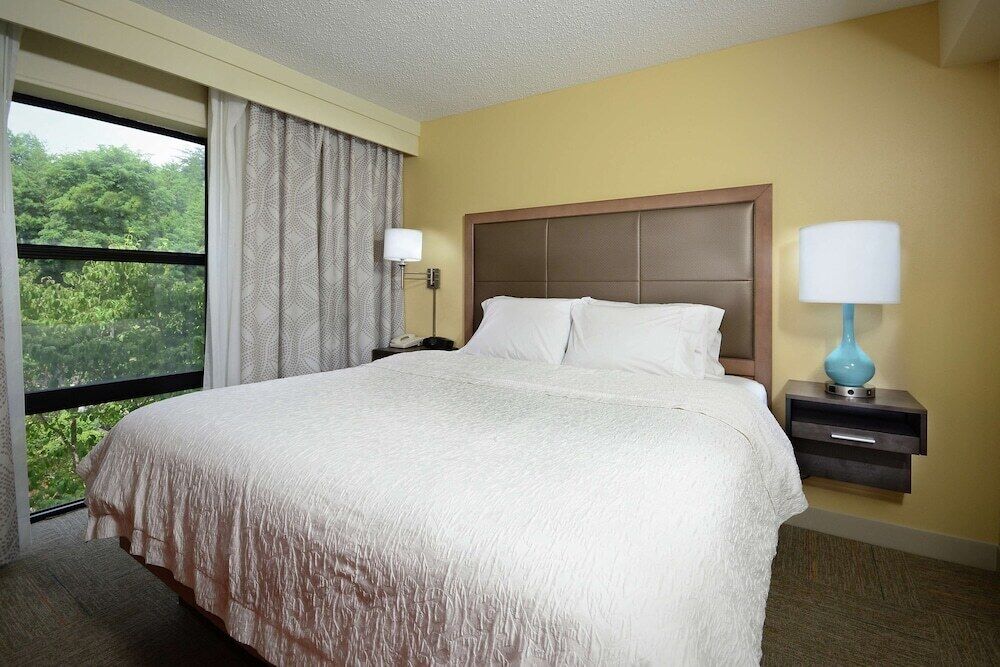 Premium bedding, in-room safe, desk, blackout curtains