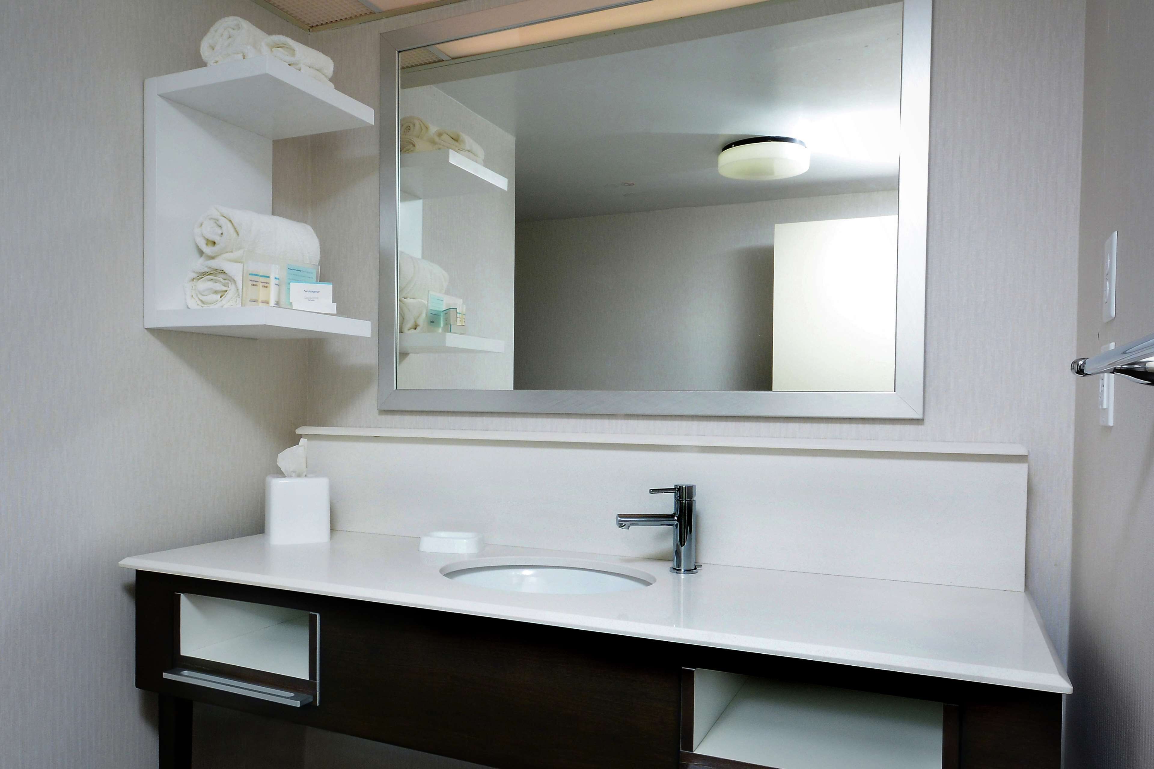 combined shower/bathtub, designer toiletries, towels