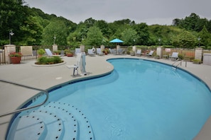 Piscine extérieure en saison