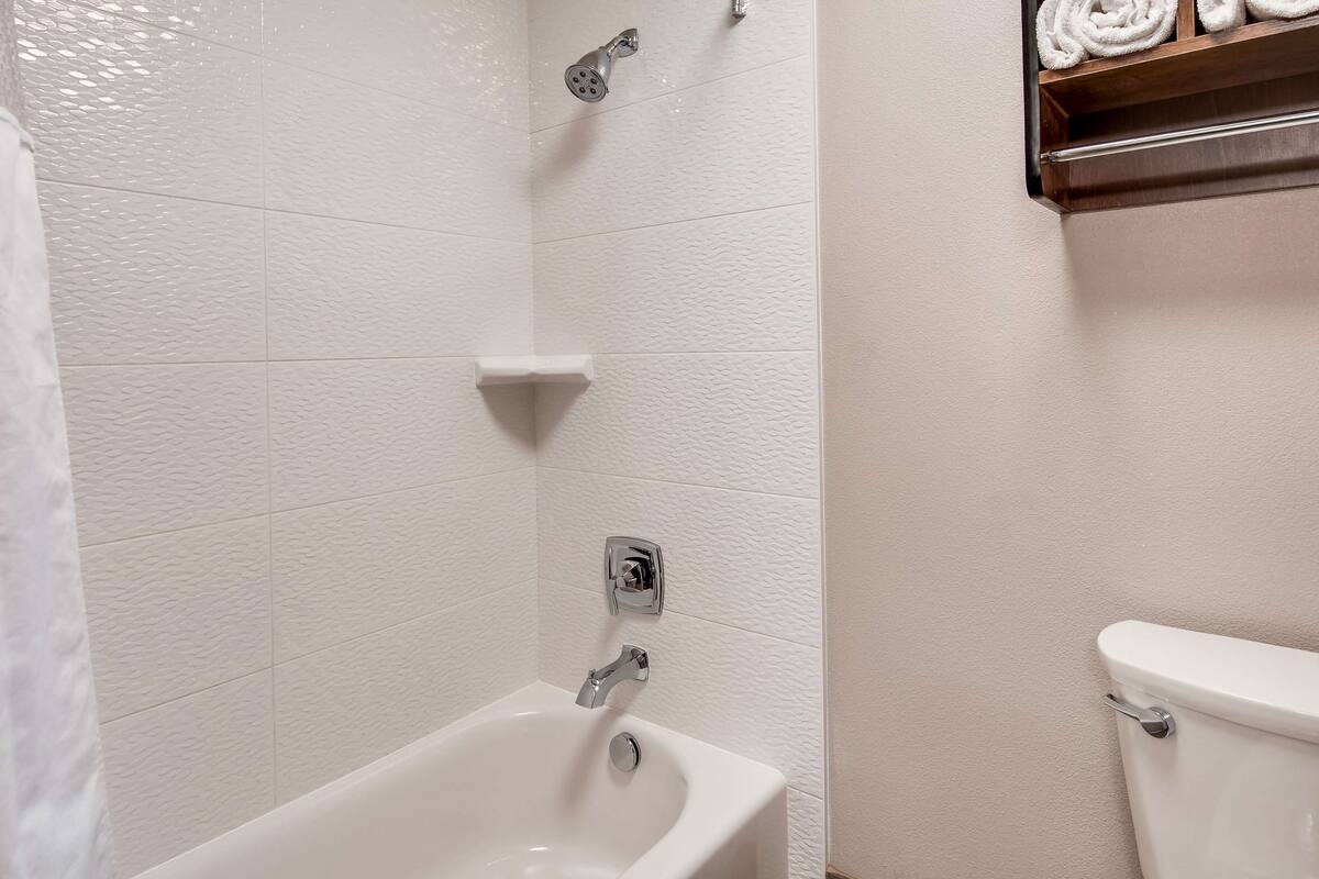 standard room, 2 queen beds, non smoking, refrigerator & microwave (with sofabed) | bathroom | combined shower/bathtub, eco-friendly toiletries, hair dryer, towels