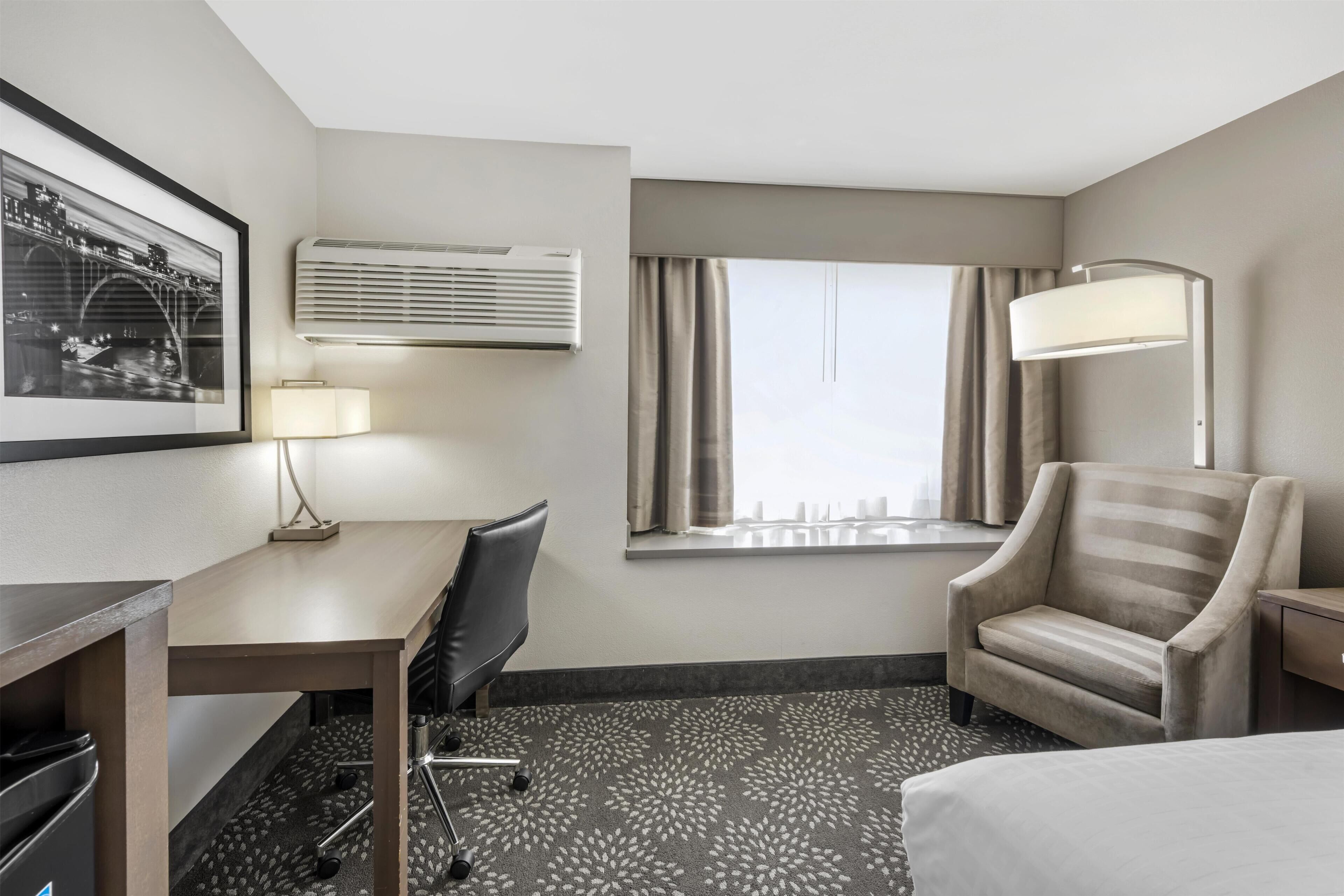 Chambre Standard, 1 grand lit, non-fumeur, réfrigérateur et four à micro-ondes