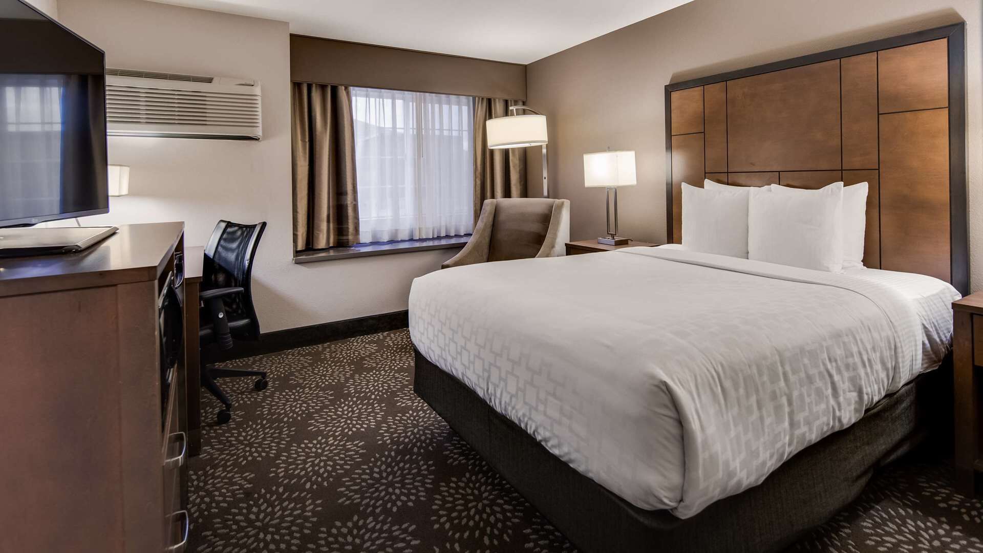 Premium bedding, down comforters, desk, laptop workspace