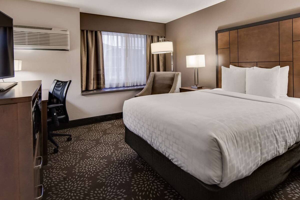 Premium bedding, down comforters, desk, laptop workspace