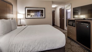 Standard Room, 1 Queen Bed, Non Smoking, Refrigerator & Microwave | Premium bedding, down comforters, desk, laptop workspace