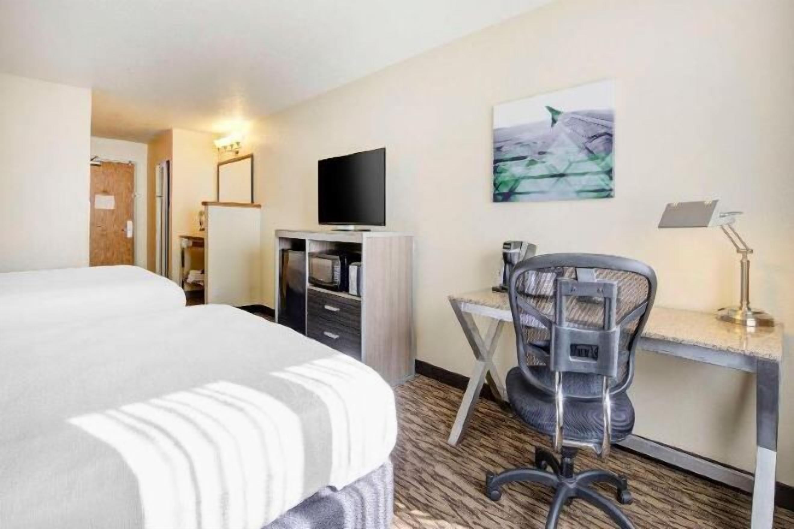 Schreibtisch, laptopgeeigneter Arbeitsplatz, Bügeleisen/Bügelbrett