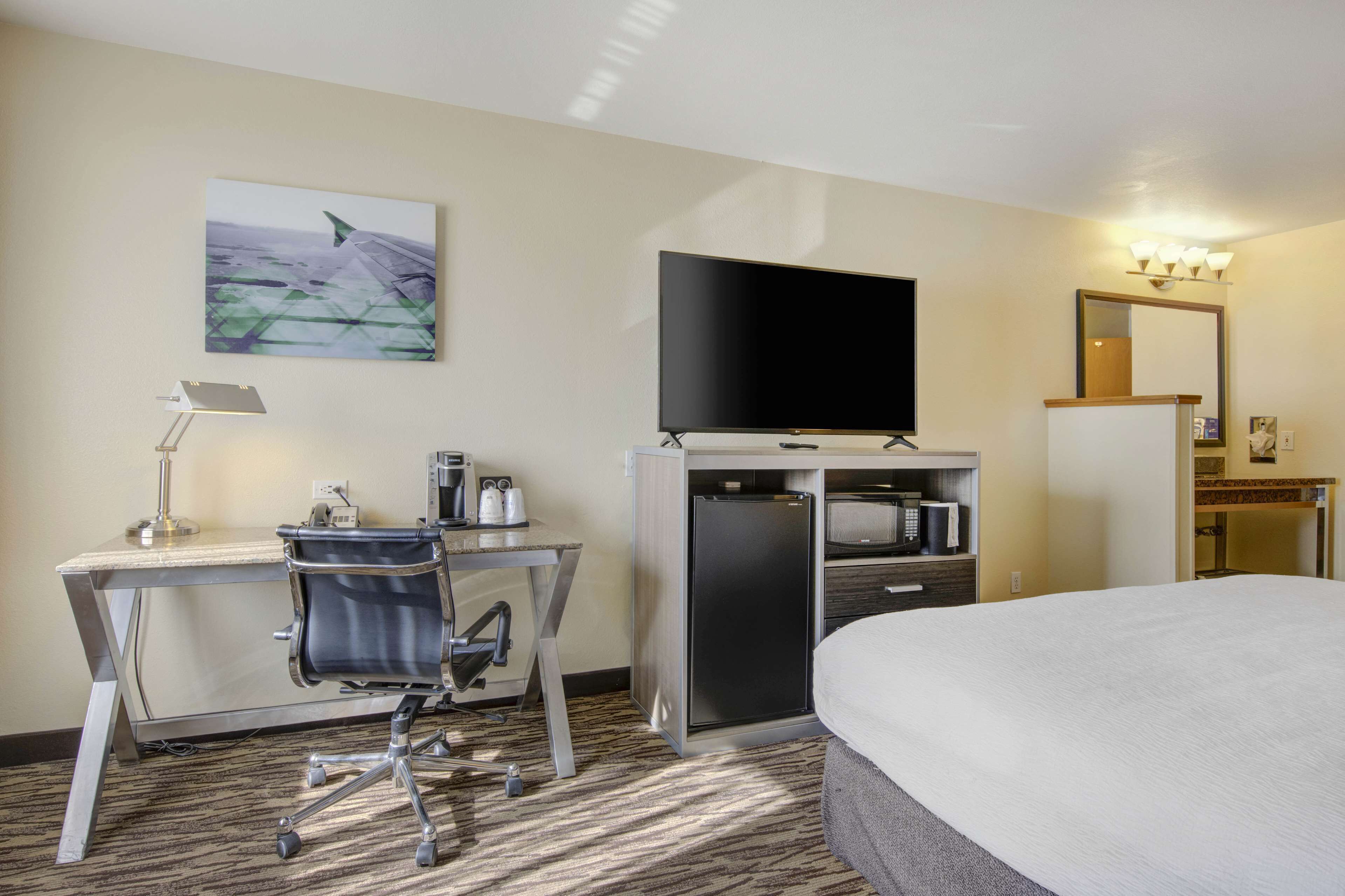 办公桌、笔记本电脑工作区、熨斗/熨衣板、免费婴儿床