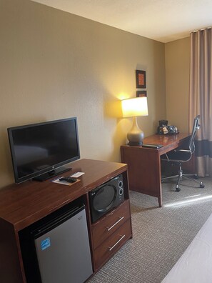 Desk, blackout curtains, soundproofing, iron/ironing board - Comfort Inn Ellensburg (Ellensburg)