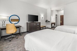 Escritorio, espacio para trabajar con laptop y cortinas blackout 