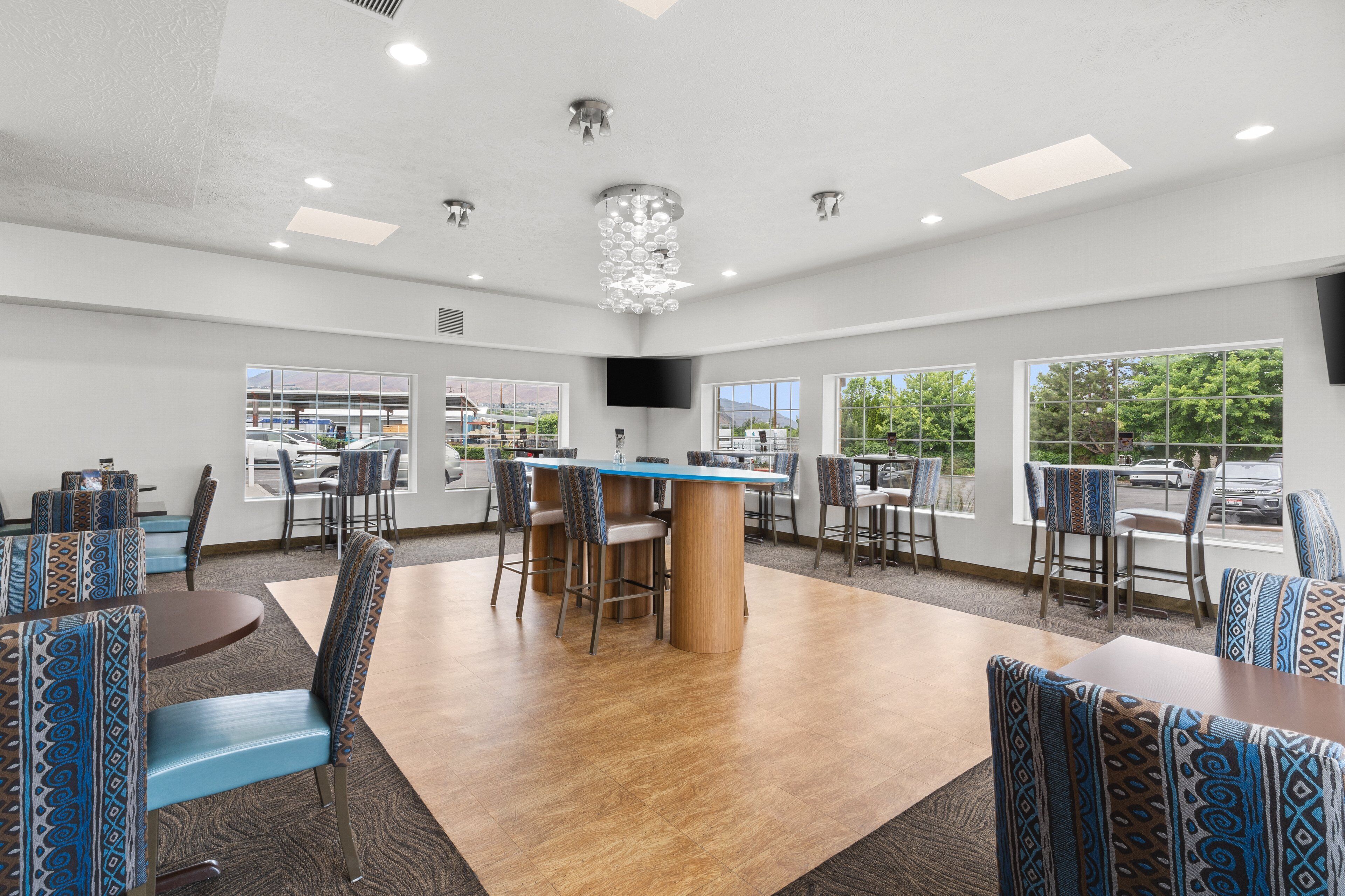 Free daily buffet breakfast