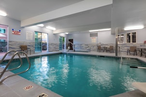 Una piscina techada, sillones reclinables de piscina