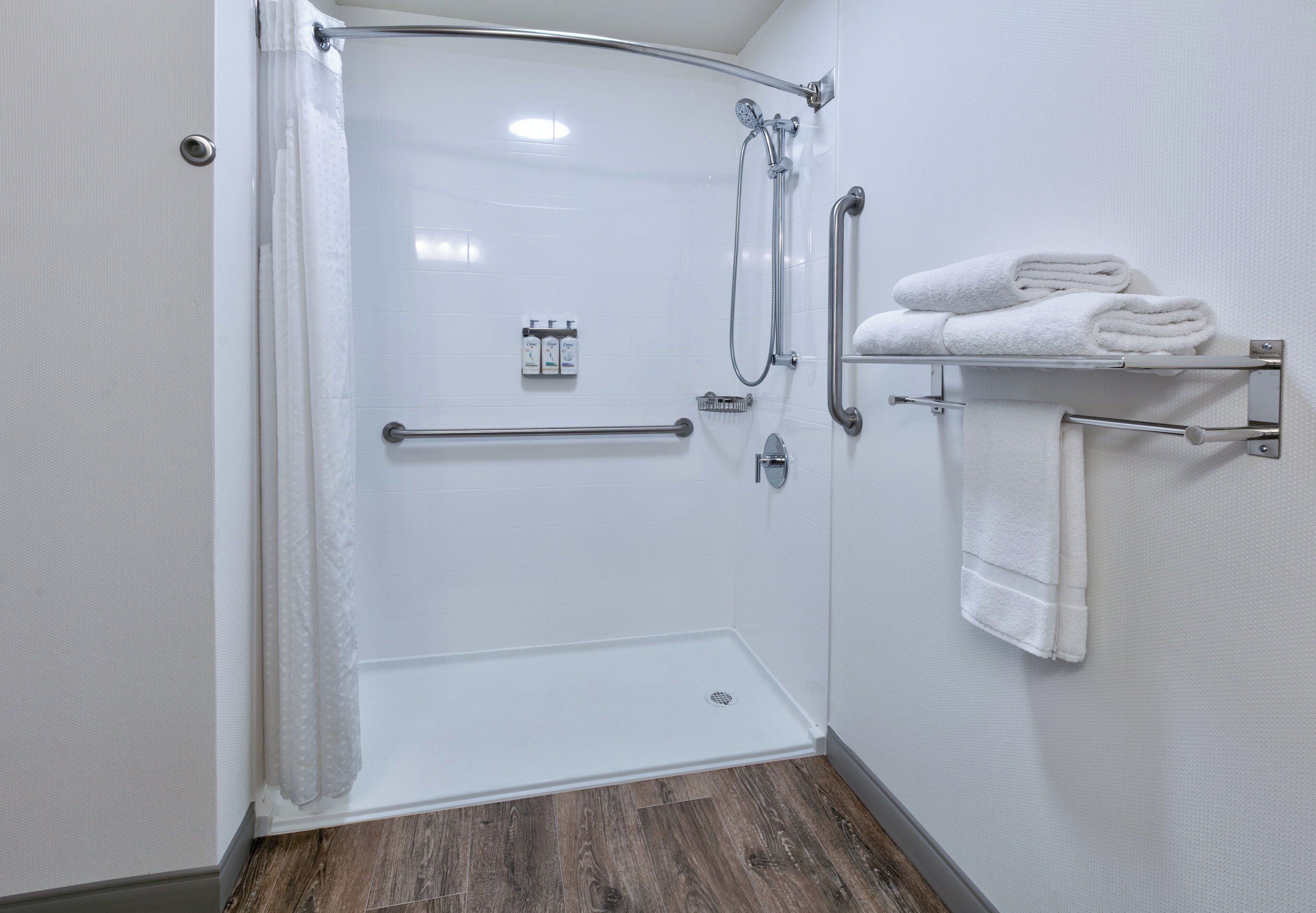 combined shower/bathtub, designer toiletries, hair dryer