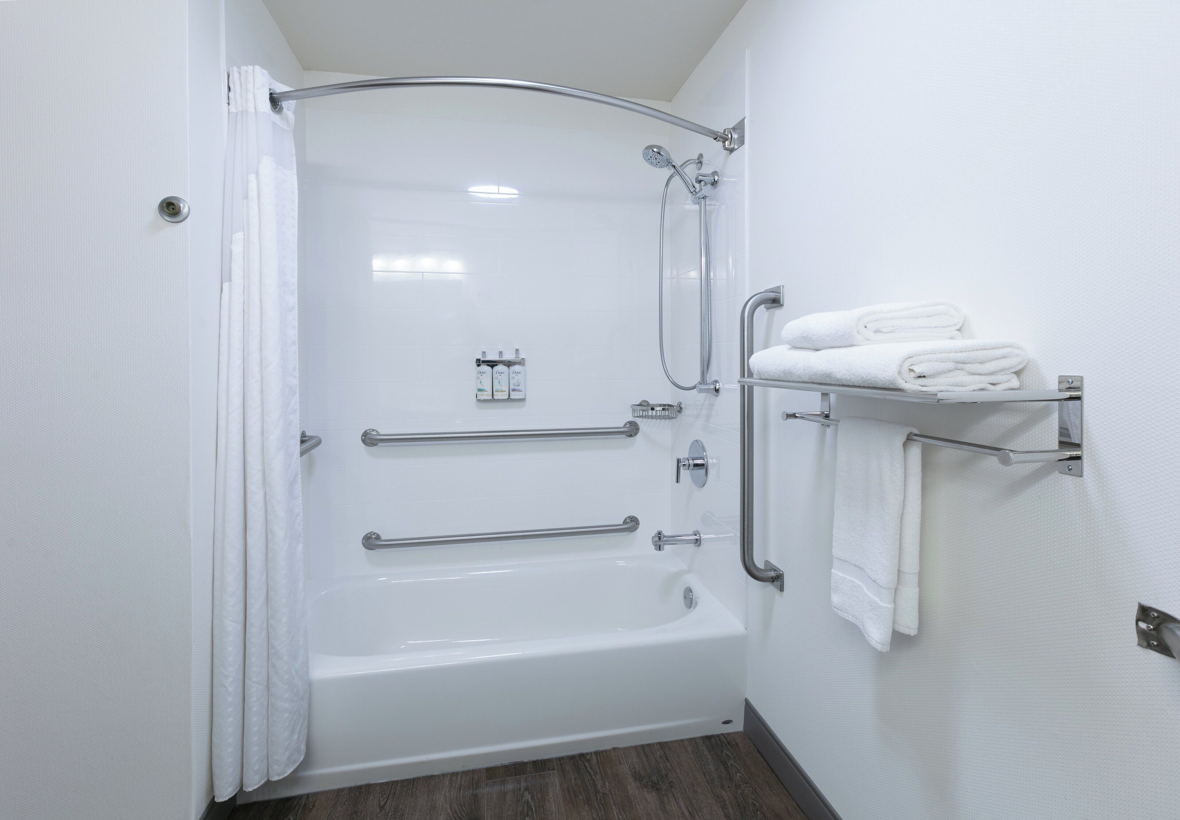 standard room, 1 king bed, mobility accessible (communications, mobility, access tub) | bathroom | combined shower/bathtub, designer toiletries, hair dryer