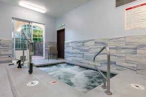 Piscina coperta, con ingresso dalle 06:00 alle 23:00, lettini
