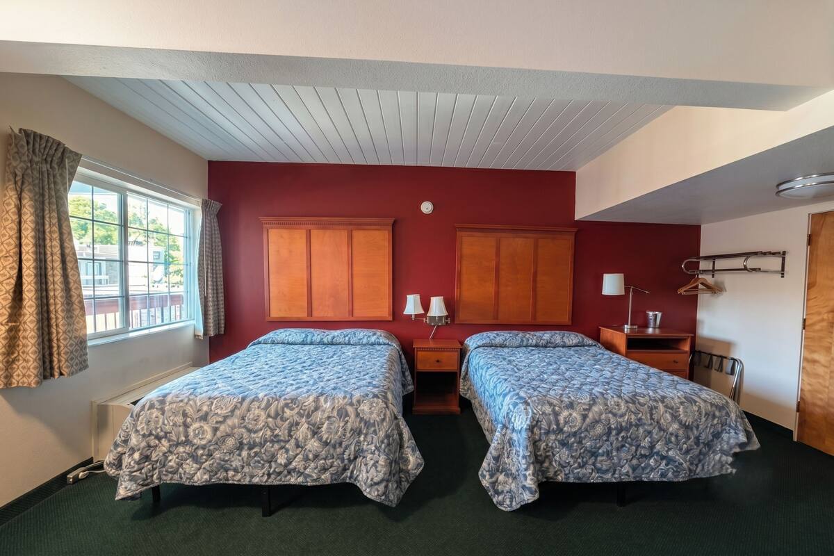 Habitación, 2 camas Queen size, para no fumadores | Escritorio, tabla de planchar con plancha, wifi gratis y ropa de cama