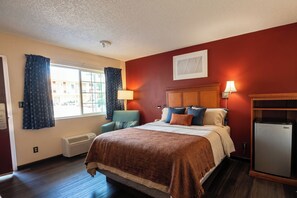 Room, 1 Queen Bed, Non Smoking | Desk, iron/ironing board, free WiFi, bed sheets - Travelers Inn by OYO Longview Kelso (Longview)