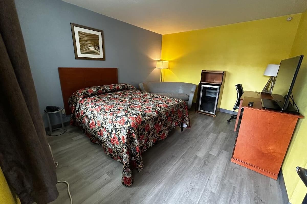 Escritorio, tabla de planchar con plancha, wifi gratis y ropa de cama