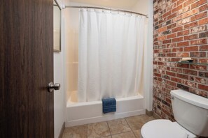 Quarto, 1 cama Queen, para não fumantes | Banheiro | Produtos de toalete grátis, secador de cabelo, toalhas de banho 