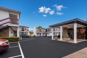 Front of property - Travelers Inn by OYO Longview Kelso (Longview)