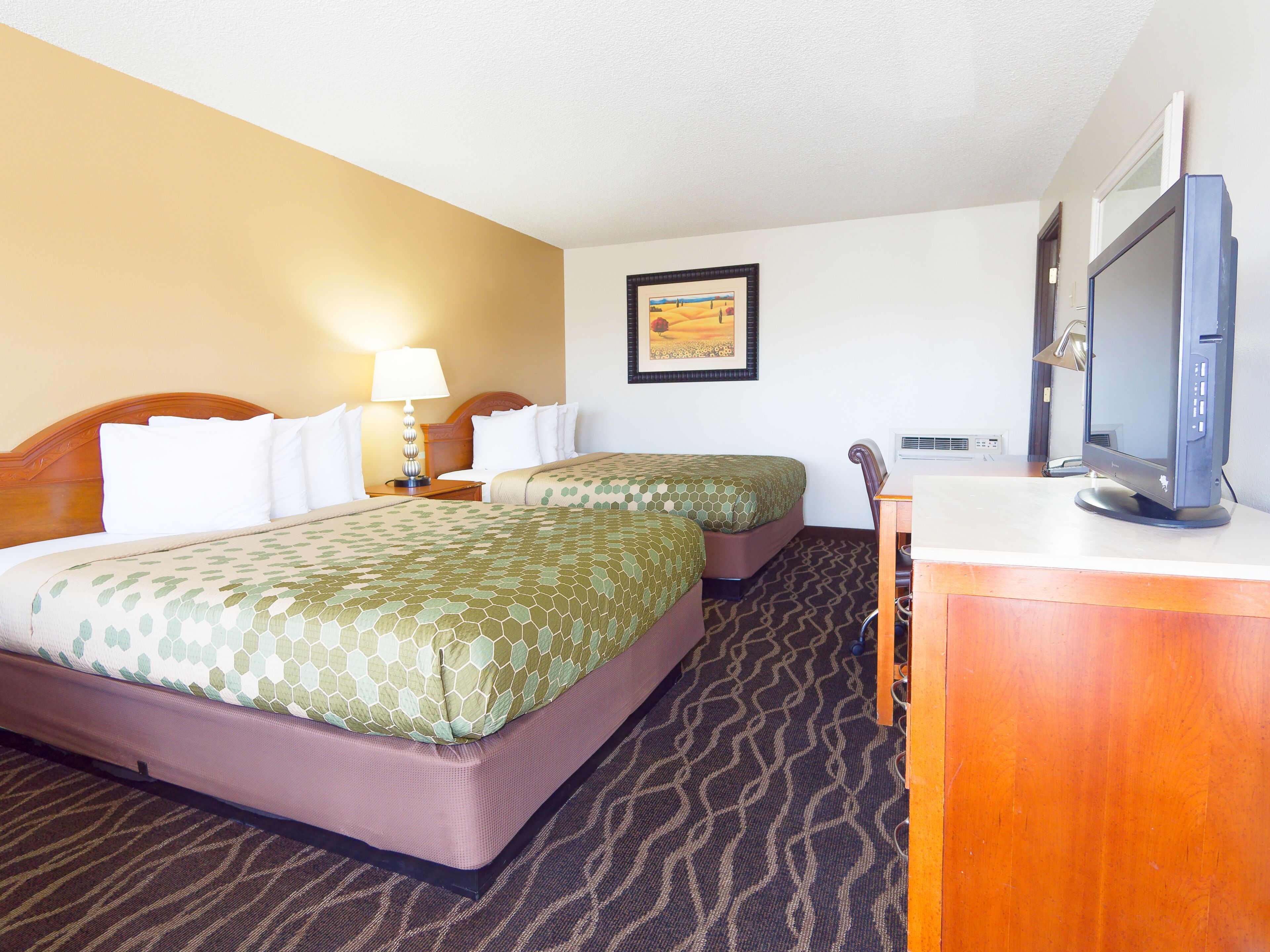 Standaard kamer, 2 queensize bedden, niet-roken | Een bureau, een laptopwerkplek, verduisterende gordijnen