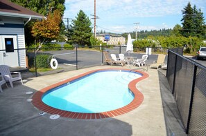 Piscine extérieure en saison