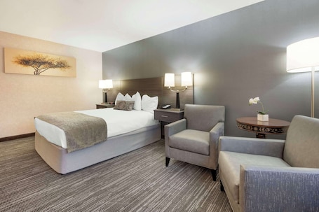 Ropa de cama de alta calidad y caja de seguridad en la habitación