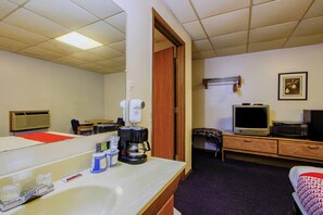 Room, 1 King Bed | Bathroom | Free toiletries, hair dryer, towels