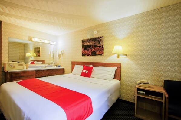 Zimmer, 1 King-Bett | Zimmersafe, Bügeleisen/Bügelbrett, kostenloses WLAN, Bettwäsche