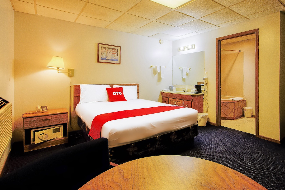 Premium Room, 1 Katil Ratu (Queen), Jetted Tub | 1 bilik tidur, peti besi dalam bilik, seterika/papan seterika