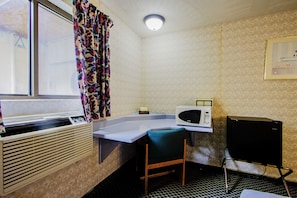 Room, 1 King Bed | Room amenity
