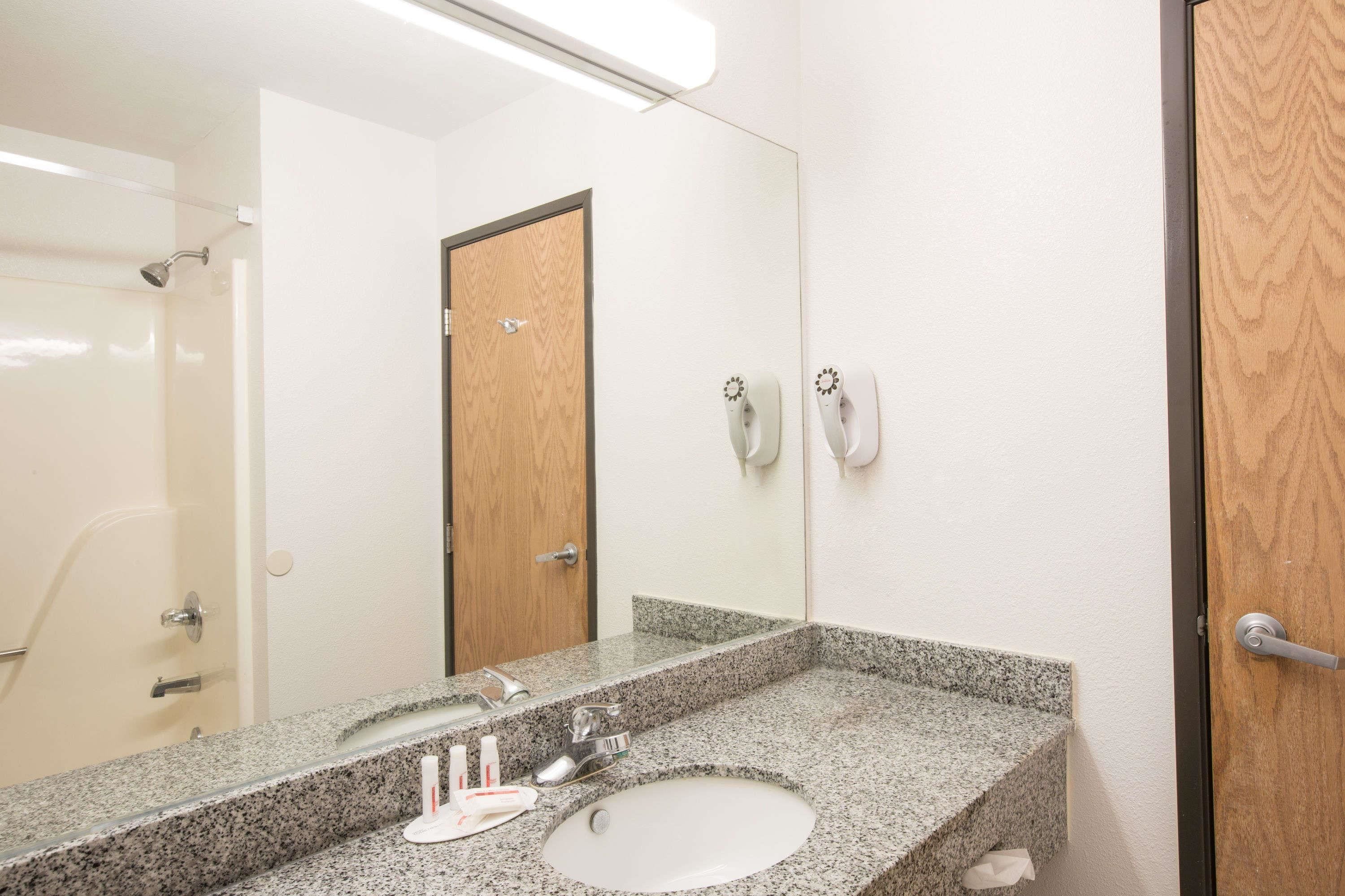 Bañera con ducha, artículos de tocador gratuitos, secador de pelo