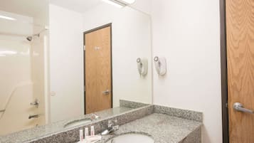 Ducha y bañera combinadas y artículos de higiene personal gratuitos