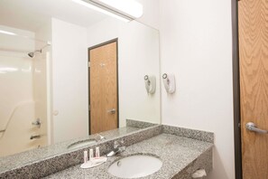 Tina con regadera, amenidades de baño gratuitas, secadora de cabello 